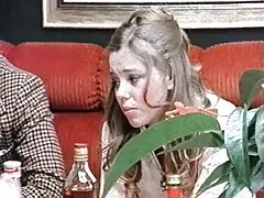 パンティーのない女の子は街を歩いてメンバーを上陸させました スレンダー 熟女 動画 無料