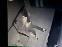 彼女の細身で背の高い美しさの妹は彼女の下に彼女の弟を置く スレンダー 美女 騎乗 位