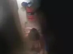 シャワーで点滅するプールパーティーを楽しむ 熟女 動画 スレンダー
