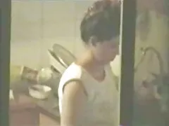 主婦は男に捕らえられ、ソファの上に残されています スレンダー 無料 エロ 動画