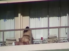日焼け乙女は、クライアントに朝食をもたらし、彼女の前足を伸ばした スレンダー 美人 の セックス