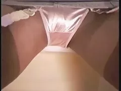 主婦はカメラで自慰行為をし、この時点で彼女の友人が部屋に入る av スレンダー 巨乳